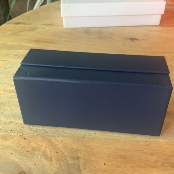 LOUIS VUITTON Exclusive Leather Sunglasses Case w/magnetic closure - - Picture 6 of 7